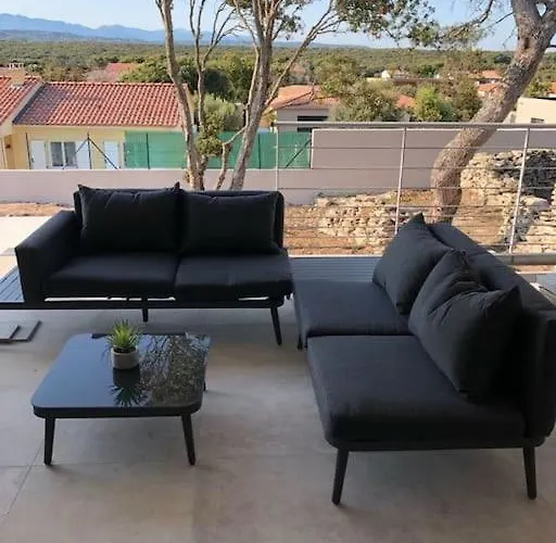 Neuve Avec Piscine Vila *